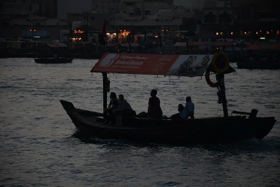 سوار قایق های Abra در نهر دبی