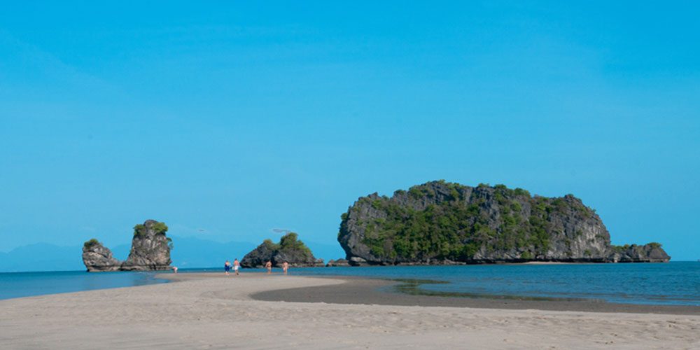 ساحل تانجونگ رو(Tanjung Beach)