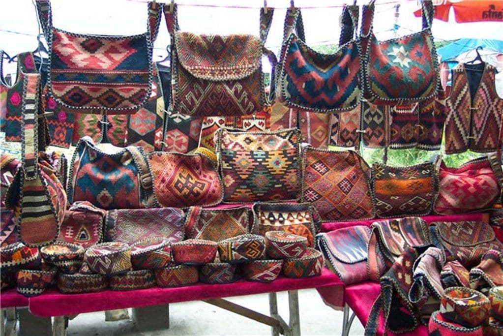 بازار ورنیساژ ارمنستان (سوغاتی های رنگارنگ)